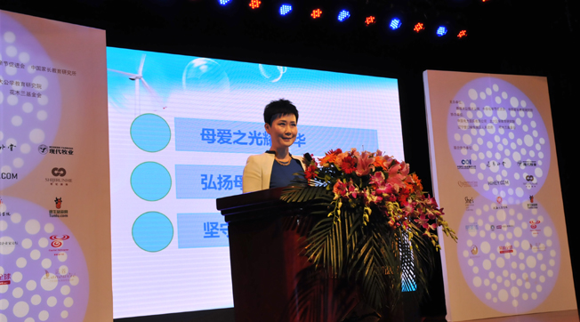 李小琳出席&ldquo;中華母愛論壇&rdquo;，接受新華網專訪