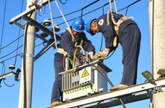 電力工人正在檢修電路