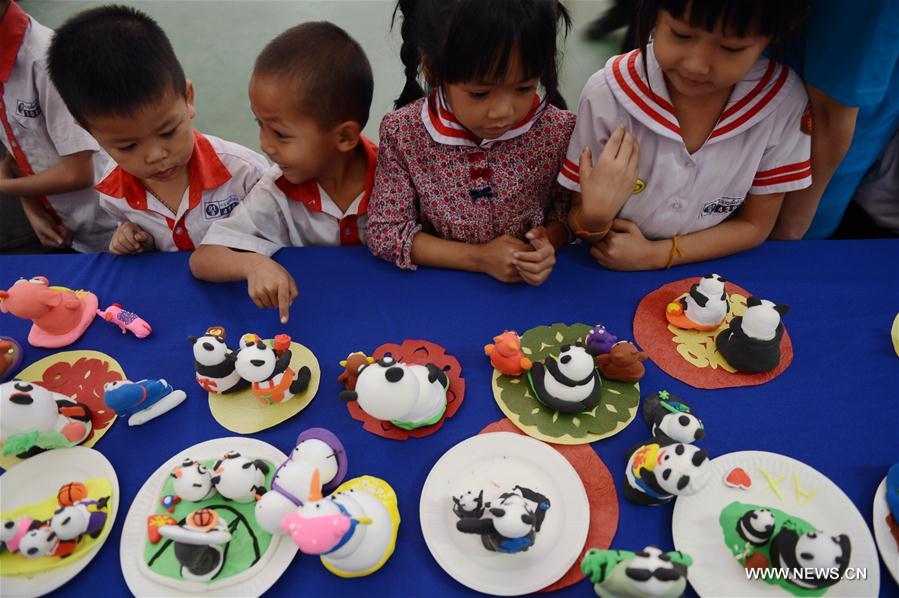 Teachers from Chengdu in many fields, such as traditional Chinese handicrafts, Traditional Chinese Medicine treatment, Chinese calligraphy, Chinese folk music, gave lessons and communicated with students. Teachers from Chengdu in many fields, such as traditional Chinese handicrafts, Traditional Chinese Medicine treatment, Chinese calligraphy, Chinese folk music, gave lessons and communicated with students.
