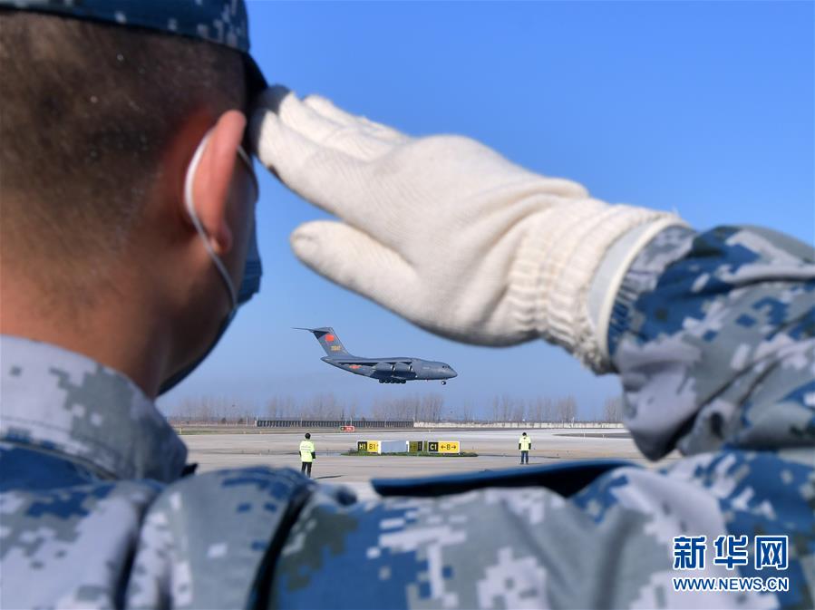 （聚焦疫情防控&middot;圖文互動）（3）空軍第四次向武漢大規模空運醫療隊員和物資
