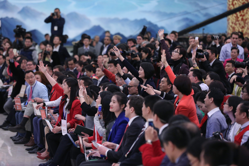 3月15日，國(guó)務(wù)院總理李克強(qiáng)在北京人民大會(huì)堂與中外記者見面，并回答記者提問。這是記者舉手爭(zhēng)取提問機(jī)會(huì)。 新華社記者 才揚(yáng) 攝