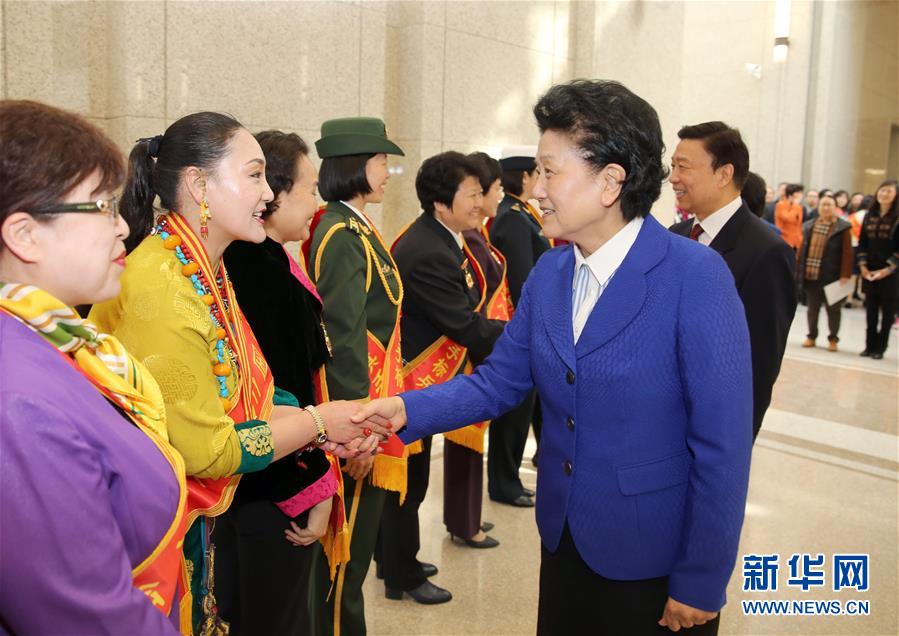 3月8日，由全國婦聯主辦的&ldquo;三八&rdquo;國際婦女節紀念暨表彰大會在北京舉行。中共中央政治局委員、國務院副總理劉延東，中共中央政治局委員、國家副主席李源潮會見受表彰的先進代表。新華社記者殷剛攝