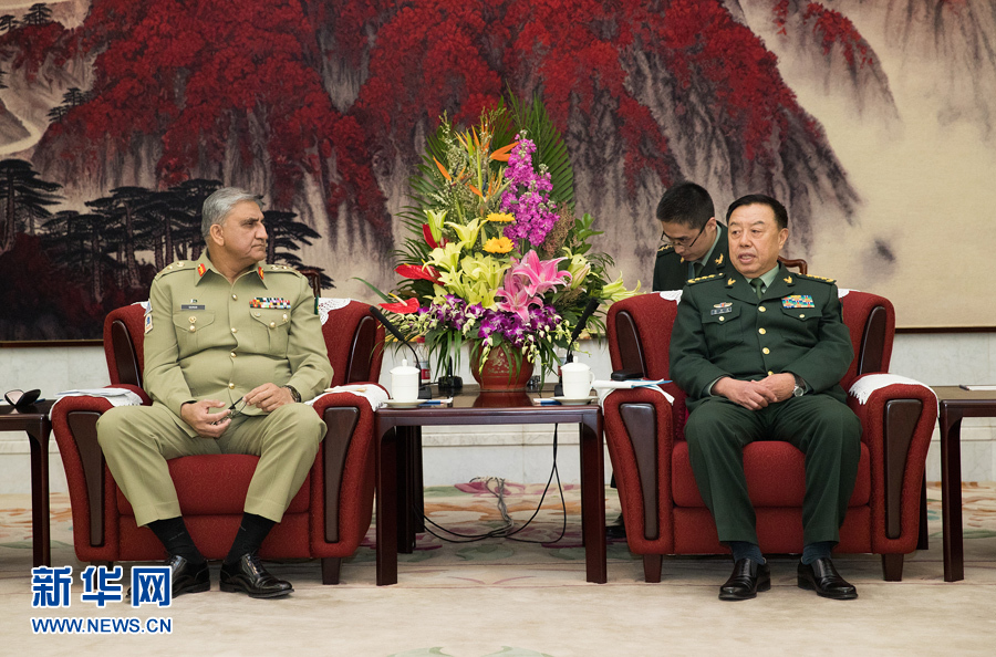 3月16日，中央軍委副主席范長(zhǎng)龍會(huì)見(jiàn)來(lái)訪的巴基斯坦陸軍參謀長(zhǎng)巴杰瓦。   新華社記者琚振華攝