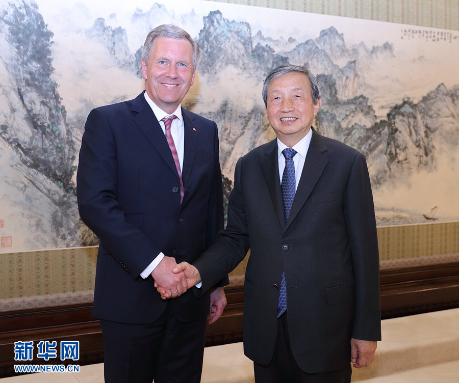 6月13日，國(guó)務(wù)院副總理馬凱在北京中南海紫光閣會(huì)見(jiàn)德國(guó)前總統(tǒng)、全球中小企業(yè)聯(lián)盟全球主席武爾夫。 新華社記者 王曄 攝 