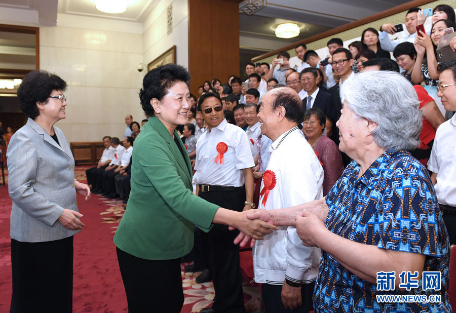6月16日，中共中央政治局委員、國務院副總理劉延東在北京看望出席中國人口福利基金會成立30周年座談會的歷屆&ldquo;中華人口獎&rdquo;獲獎者代表。新華社記者 饒愛民 攝