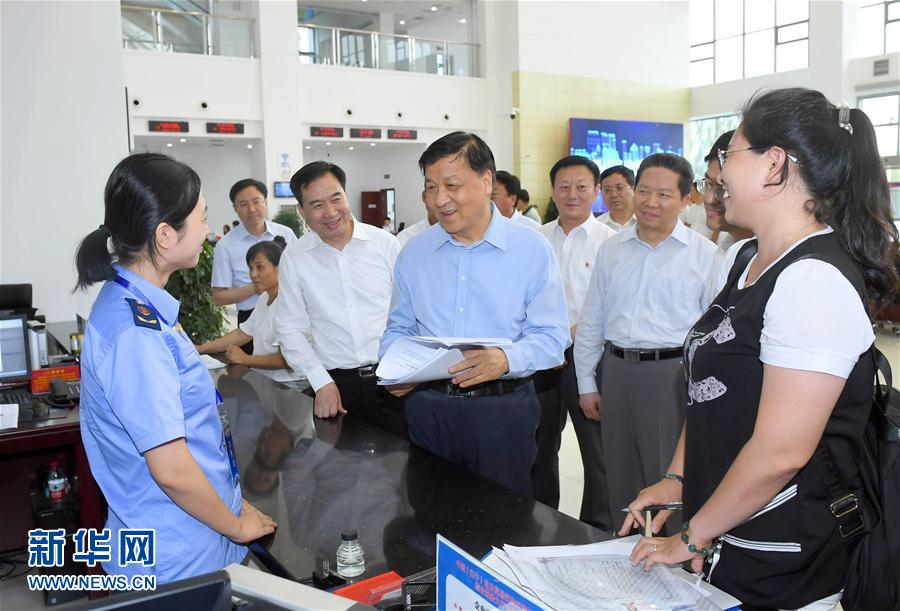 6月22日至24日，中共中央政治局常委、中央書記處書記劉云山在遼寧調研。這是6月22日，劉云山在中國（遼寧）自貿試驗區(qū)營口片區(qū)與干部群眾深入交流。新華社記者 張鐸 攝