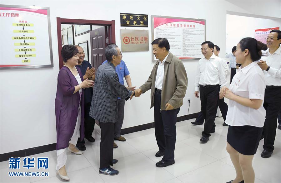 6月22日至24日，中共中央政治局常委、中央書記處書記劉云山在遼寧調研。這是6月23日，劉云山在錦州市西街社區(qū)與干部群眾深入交流。新華社記者 張鐸 攝
