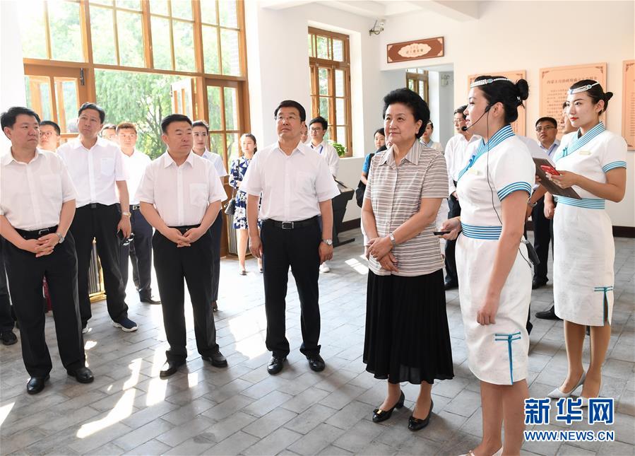 6月25日，全國民族團結(jié)進步創(chuàng)建經(jīng)驗交流現(xiàn)場會在內(nèi)蒙古興安盟召開，中共中央政治局委員、國務院副總理劉延東出席會議并講話。在內(nèi)蒙古期間，劉延東考察內(nèi)蒙古人民代表會議舊址即&ldquo;五一會址&rdquo;，深入社區(qū)看望各族干部群眾。這是劉延東考察&ldquo;五一會址&rdquo;。新華社記者 陳曄華 攝