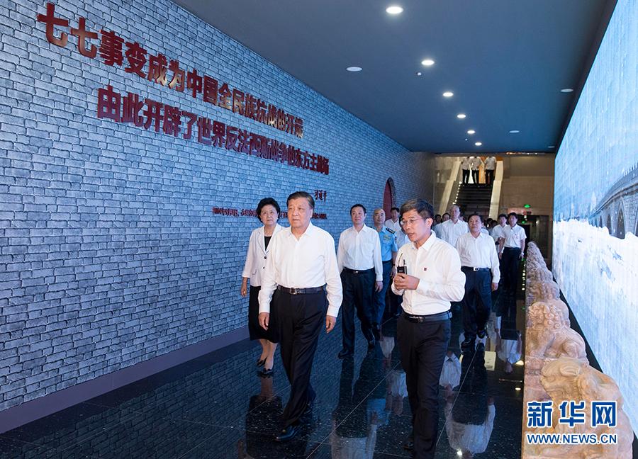 7月7日，紀(jì)念全民族抗戰(zhàn)爆發(fā)80周年儀式在中國(guó)人民抗日戰(zhàn)爭(zhēng)紀(jì)念館舉行。中共中央政治局常委、中央書記處書記劉云山出席儀式并講話。這是儀式后，劉云山參觀《全民抗戰(zhàn)偉大壯舉&mdash;&mdash;紀(jì)念全民族抗戰(zhàn)爆發(fā)80周年專題展覽》。 新華社記者丁林?jǐn)z