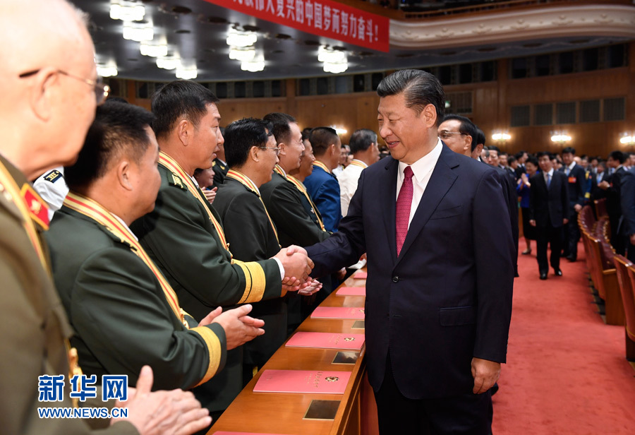 7月28日，慶祝中國(guó)人民解放軍建軍90周年文藝晚會(huì)《在黨的旗幟下》在北京人民大會(huì)堂舉行。中共中央總書(shū)記、國(guó)家主席、中央軍委主席習(xí)近平和李克強(qiáng)、張德江、俞正聲、劉云山、王岐山、張高麗等黨和國(guó)家領(lǐng)導(dǎo)人，與首都3000多名各界群眾一起觀看演出。演出開(kāi)始前，習(xí)近平等與老戰(zhàn)士、老同志代表和&ldquo;八一勛章&rdquo;獲得者親切握手。新華社記者 李學(xué)仁 攝