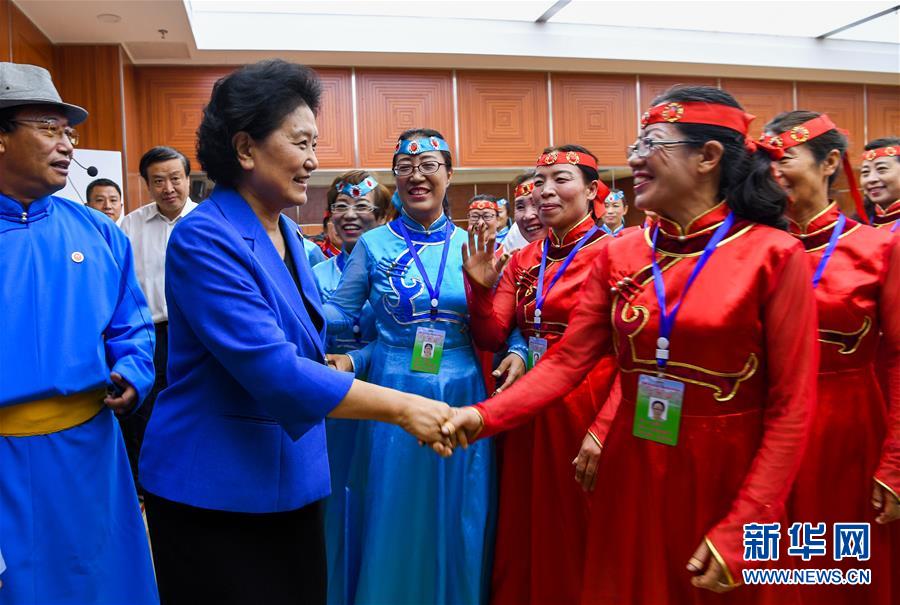 8月9日，中共中央政治局委員、國務(wù)院副總理、中央代表團副團長劉延東率中央代表團二分團到赤峰看望慰問各族干部群眾。這是劉延東在赤峰市群眾藝術(shù)館和群眾親切交談。新華社記者 連振 攝