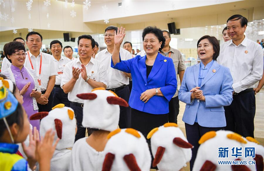 8月9日，中共中央政治局委員、國務(wù)院副總理、中央代表團副團長劉延東率中央代表團二分團到赤峰看望慰問各族干部群眾。這是劉延東在赤峰市青少年宮與青少年熱烈互動。新華社記者 連振 攝