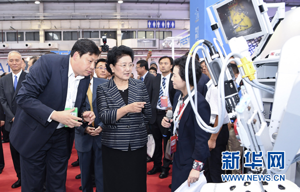 8月23日，2017世界機器人大會開幕式在北京舉行，中共中央政治局委員、國務院副總理劉延東出席并講話。這是開幕式后，劉延東參觀機器人應用展覽。新華社記者 張領 攝