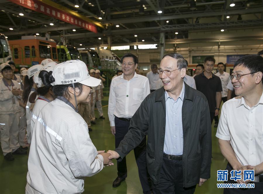 9月3日至5日，中共中央政治局常委、中央紀委書記、中央巡視工作領導小組組長王岐山在湖南省調研并主持召開巡察工作座談會。這是9月4日，王岐山到中國中車株洲電力機車有限公司考察。新華社記者 王曄 攝
