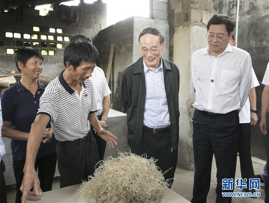 9月3日至5日，中共中央政治局常委、中央紀委書記、中央巡視工作領導小組組長王岐山在湖南省調研并主持召開巡察工作座談會。這是9月4日，王岐山在瀏陽市官橋鎮石灰嘴村貧困戶家中了解脫貧情況。新華社記者 王曄 攝

