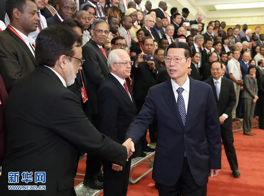 9月21日，中共中央政治局常委、國務院副總理張高麗在北京人民大會堂會見來華參加2017&ldquo;一帶一路&rdquo;媒體合作論壇的外方代表并回答大家關心的問題。新華社記者王曄攝 