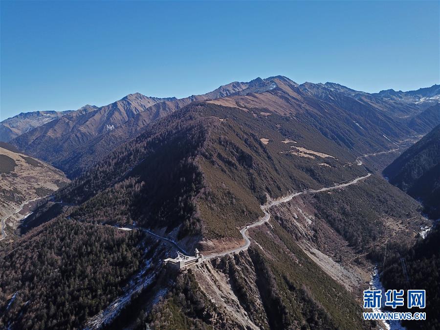 （圖文互動&middot;新華全媒頭條）（1）讓農民致富奔小康的道路越走越寬廣&mdash;&mdash;黨的十八大以來以習近平同志為核心的黨中央關心農村公路發展紀實