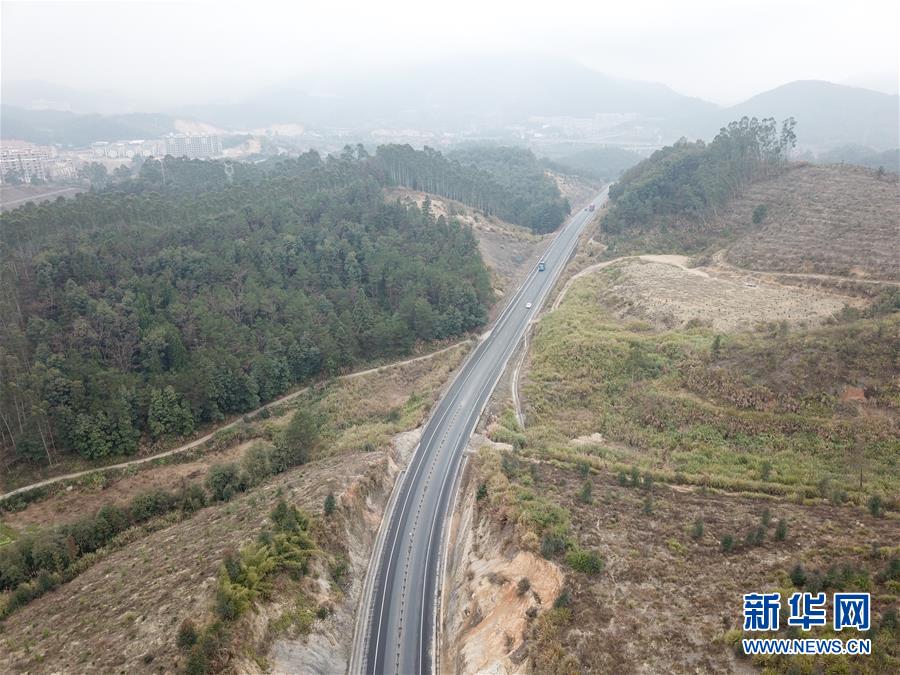 （圖文互動&middot;新華全媒頭條）（2）讓農民致富奔小康的道路越走越寬廣&mdash;&mdash;黨的十八大以來以習近平同志為核心的黨中央關心農村公路發展紀實