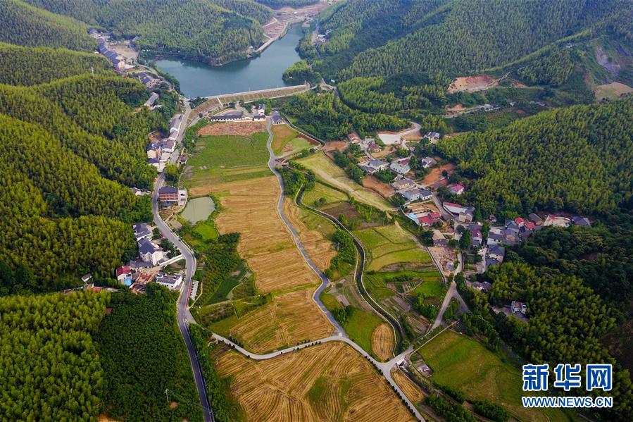 （圖文互動&middot;新華全媒頭條）（6）讓農民致富奔小康的道路越走越寬廣&mdash;&mdash;黨的十八大以來以習近平同志為核心的黨中央關心農村公路發展紀實