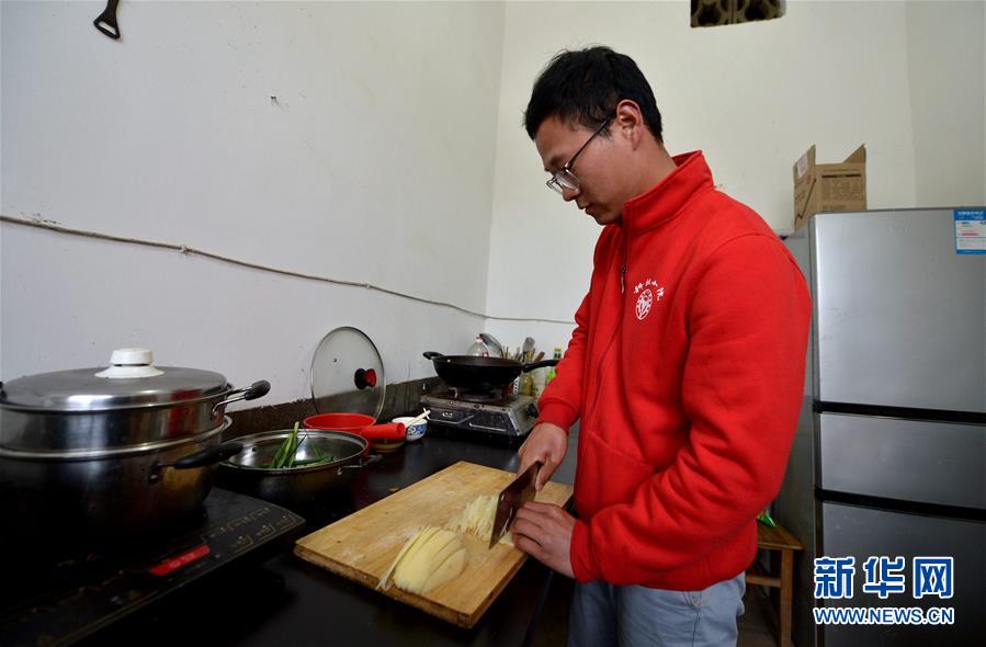 （愛國情 奮斗者&middot;圖文互動）（4） &ldquo;解民生之多艱，育天下之英才&rdquo;&mdash;&mdash;中國農大師生扎根田野書寫奉獻之歌