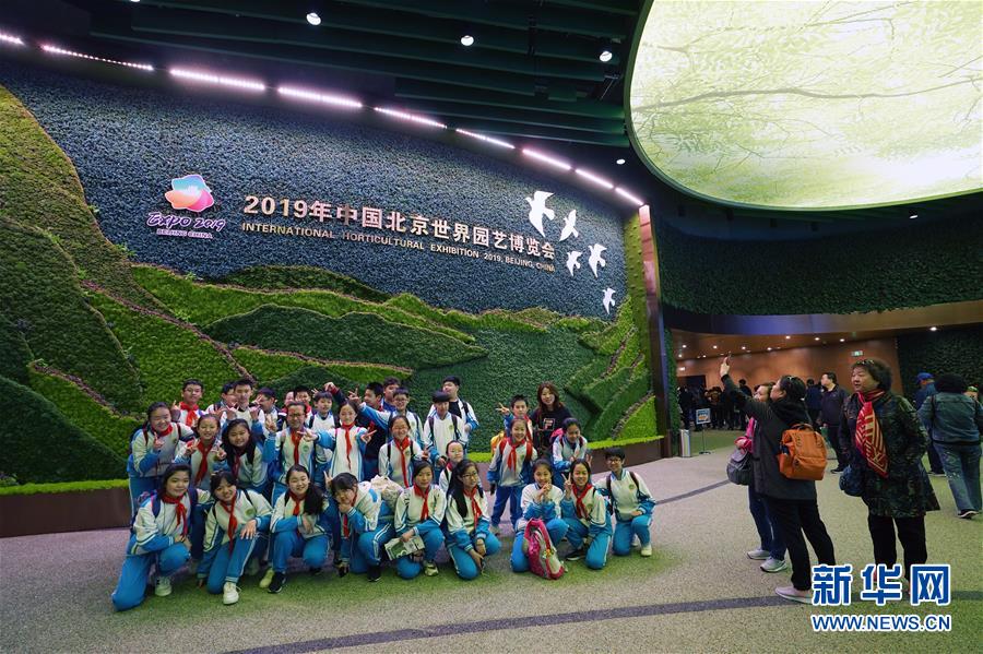 （在習近平新時代中國特色社會主義思想指引下&mdash;&mdash;新時代新作為新篇章&middot;圖文互動）（7）從世園會&ldquo;看&rdquo;中國綠色發展之路&mdash;&mdash;寫在北京世園會&ldquo;中國國家館日&rdquo;到來之際