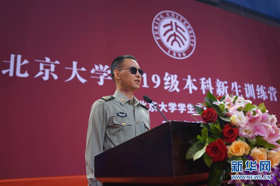 (圖文互動)特寫:“讓我來”——“排雷英雄戰士”杜富國與北京大學新生交流見聞