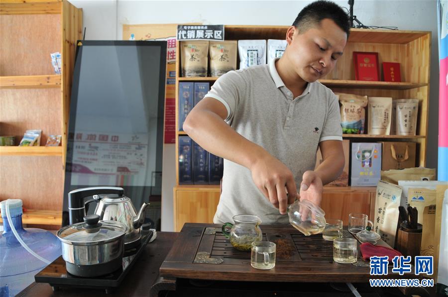 （在習(xí)近平新時(shí)代中國(guó)特色社會(huì)主義思想指引下&mdash;&mdash;新時(shí)代新作為新篇章&middot;總書記關(guān)心的百姓身邊事&middot;圖文互動(dòng)）（2）手機(jī)成為&ldquo;新農(nóng)具&rdquo;　莊戶人變&ldquo;新店家&rdquo;&mdash;&mdash;農(nóng)村電商助力農(nóng)民豐收