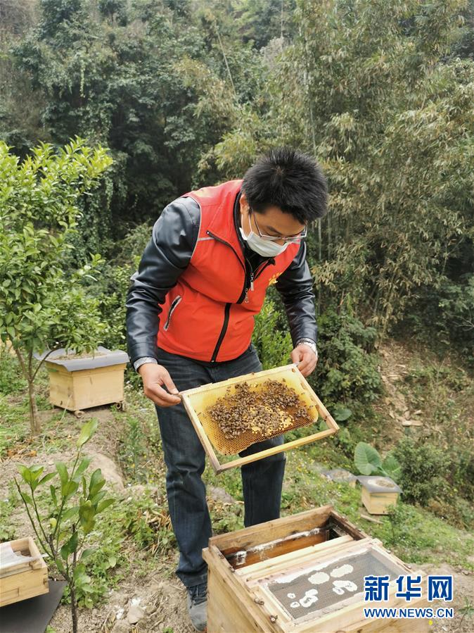 （新華全媒頭條&middot;圖文互動）（3）初心赴使命 熱血寫春秋&mdash;&mdash;記脫貧攻堅中的共產黨員