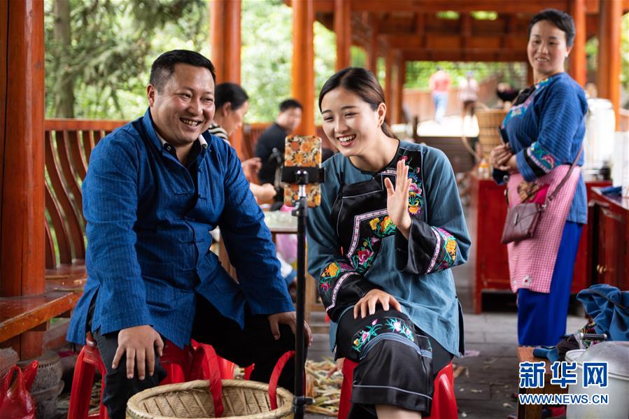 （新華全媒頭條&middot;走向我們的小康生活&middot;圖文互動）（10）那山，那人，那苗寨&mdash;&mdash;十八洞村三代人的奮斗史
