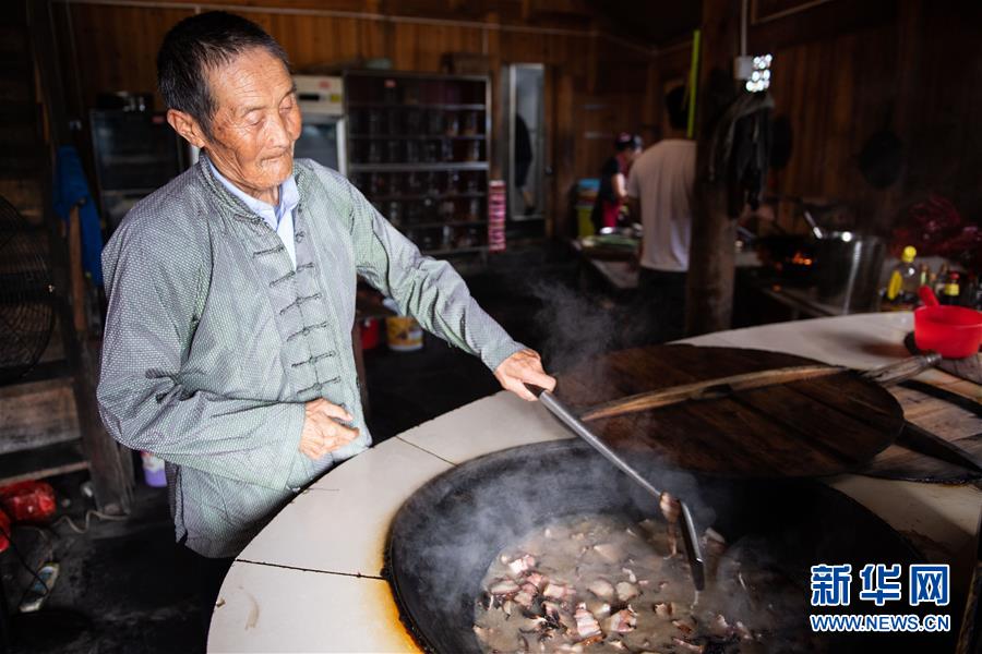 （新華全媒頭條&middot;走向我們的小康生活&middot;圖文互動）（8）那山，那人，那苗寨&mdash;&mdash;十八洞村三代人的奮斗史