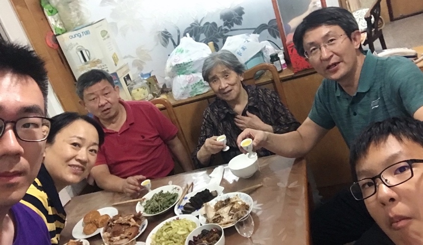 10月1日，留學(xué)生李天力（左一）在老家淄博的親戚家中與親人一起吃晚飯，共度中秋