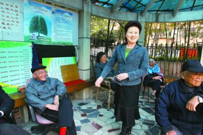 午睡后老人們每天在小區(qū)花園里等梁書記&ldquo;報到&rdquo;