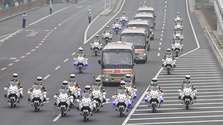 &ldquo;七一勛章&rdquo;獲得者集體乘坐禮賓車從住地出發