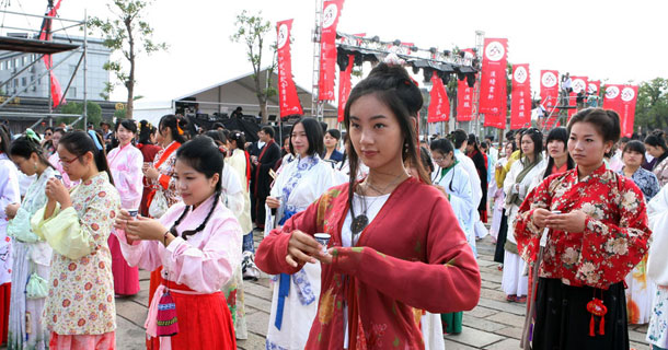 浙江西塘370人著漢服行&ldquo;鄉(xiāng)飲酒禮&rdquo; 創(chuàng)吉尼斯紀(jì)錄