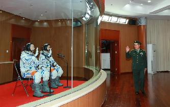 范長龍看望神舟十一號(hào)航天員景海鵬、陳冬