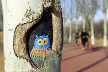 手繪&ldquo;樹(shù)洞畫(huà)&rdquo;添彩公園