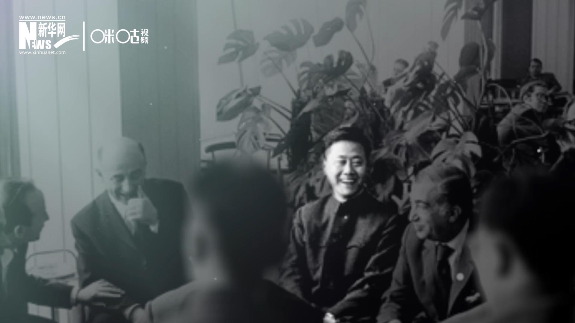 照片里的這個人是高梁，原新華社國際部記者。原本作為代表團隨行記者的他接到通知，由他帶領一支先遣小組先行去紐約。