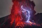 大自然&ldquo;憤怒&rdquo;之力！攝影師拍到火山閃電奇觀