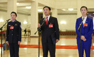 李貝、裴春亮、丁寧代表接受采訪