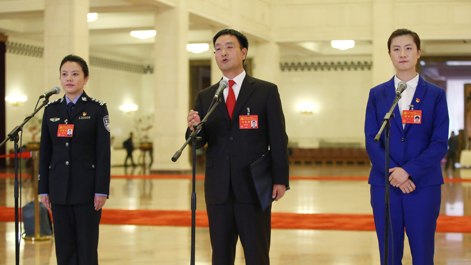 李貝、裴春亮、丁寧代表接受采訪