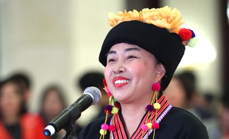 全國政協委員張敏在&ldquo;委員通道&rdquo;接受采訪