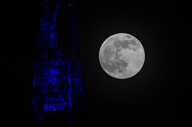 倫敦：&ldquo;超級(jí)月亮&rdquo;現(xiàn)身夜空