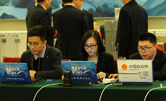新華網、中國政府網記者在做直播準備