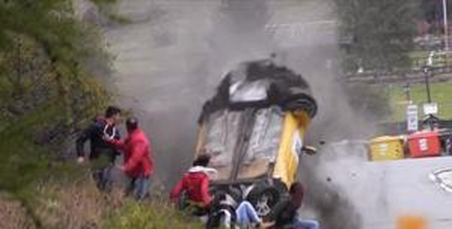 史上最幸運撞車！圍觀群眾躲過一劫