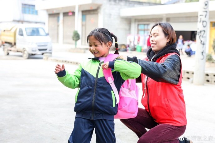 在貴州南開鄉塢鉛小學的捐贈行動中，&ldquo;多一克溫暖&rdquo;團隊結識了這個活潑愛笑的姑娘&mdash;&mdash;李漫妮。父母很早離異，爸爸常年在外打工，7歲的她和奶奶兩人相依為命。海瀾之家給漫妮的家人也準備了羽絨服，懂事的漫妮說，想要快快長大，讓奶奶過上好日子。