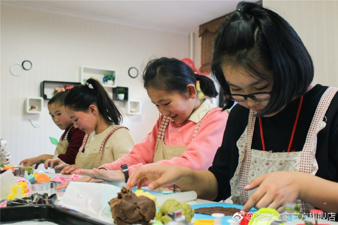 在北京，孩子們上了一節別開生面的廚藝課&mdash;&mdash;手工DIY餅干。孩子們腦洞大開親自上手，從制作到出爐不僅留下了噴香的餅干，還留下了珍貴的回憶。親手做的餅干孩子們舍不得獨享，成為了回程路上最重要的&ldquo;伴手禮&rdquo;