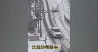 大連：雪天路滑坡難上 汽車&ldquo;蛇行走位&rdquo;成功登頂