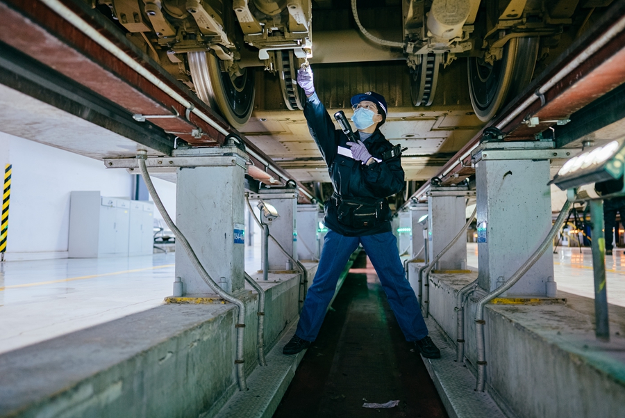 守護動車安全的&ldquo;00后&rdquo;女機械師