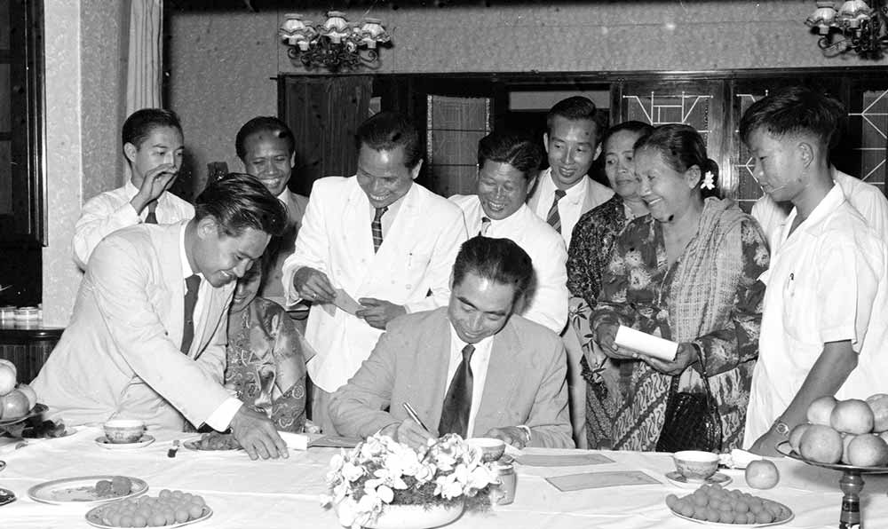 1955年4月25日，為迎接亞非會議而組織的萬隆人民委員會的代表請周恩來總理簽名留念。
