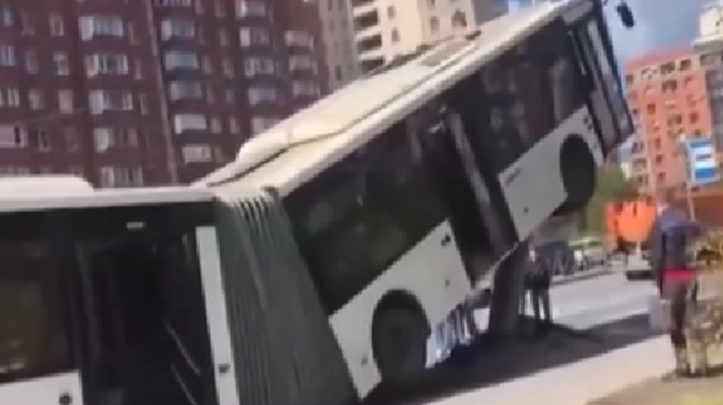 俄羅斯公交車進站時突然失控 &ldquo;爬上&rdquo;燈柱